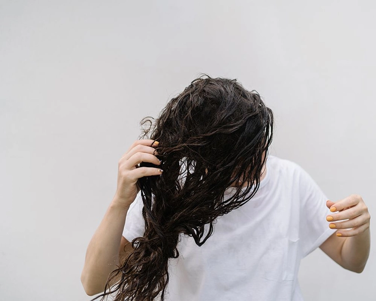 Nếu là tóc xoăn có thể chải bằng tay để không làm hỏng nếp
