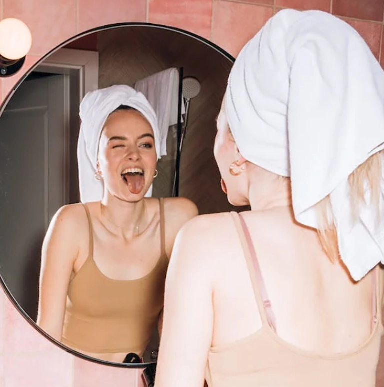 Quấn khăn gội đầu giúp bạn rảnh tay tận hưởng những khoảnh khắc