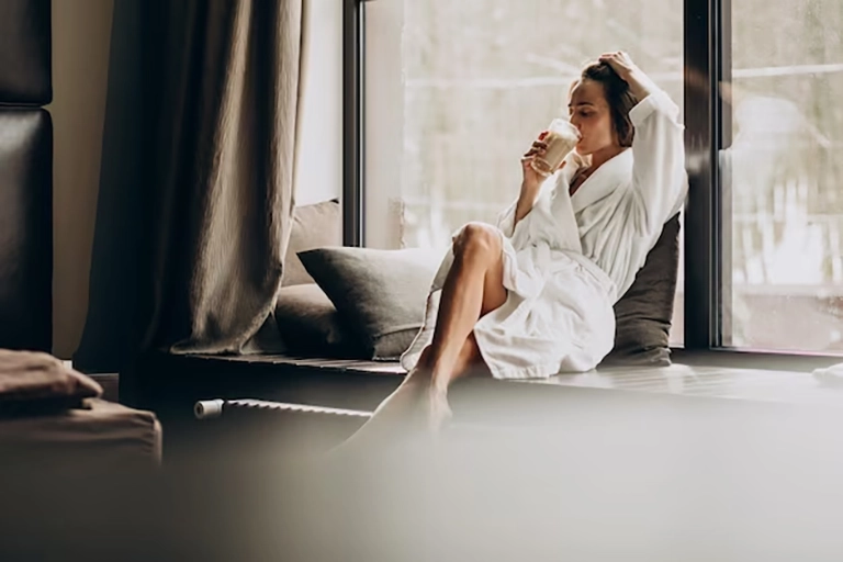Áo choàng tắm nữ còn là trang phục của sự tận hưởng đầy thanh lịch
