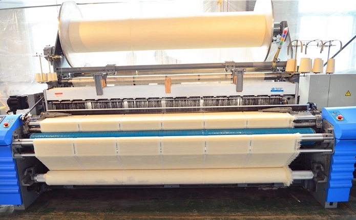 công đoạn dệt khăn mộc trong quy trình sản xuất khăn bông