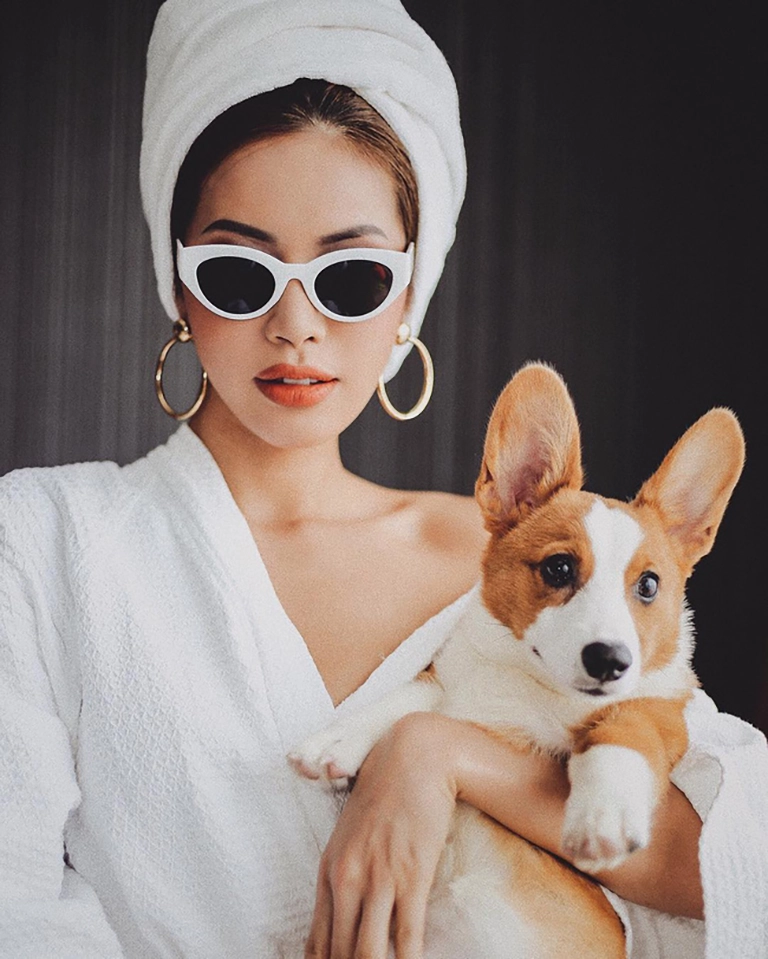 Người mẫu Minh Tú chụp ảnh với áo choàng tắm