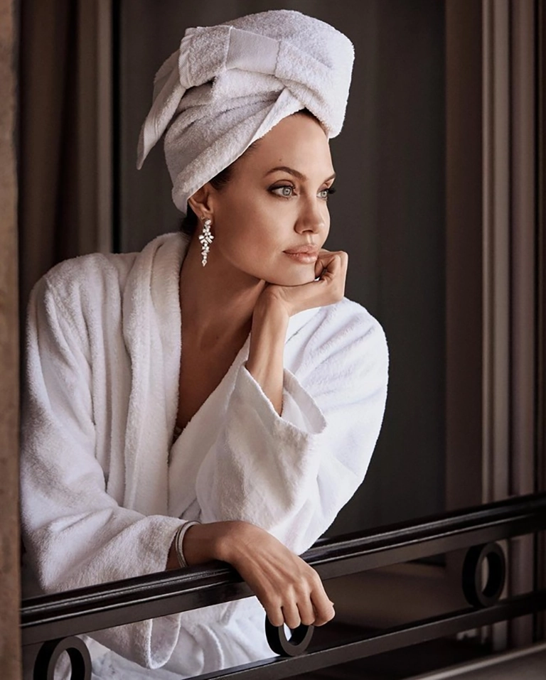 Angelina Jolie chụp ảnh với áo choàng tắm
