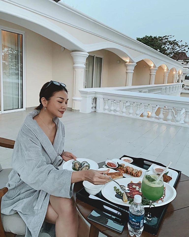 Thanh Hằng chụp ảnh với áo choàng tắm