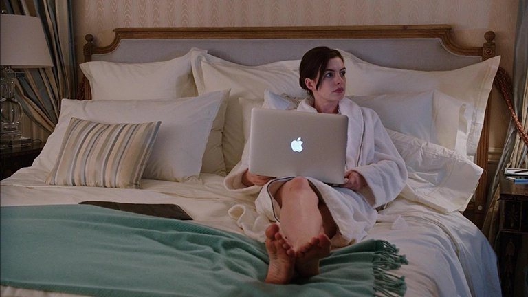 Anne Hathaway chụp ảnh với áo choàng tắm