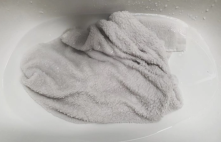 Giặt và khử trùng định kỳ để giữ khăn mặt nhớt luôn sạch như mới