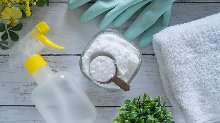 Bột baking soda rất thần kỳ trong việc khử mùi và làm sạch mảng bám trên khăn mặt nhớt