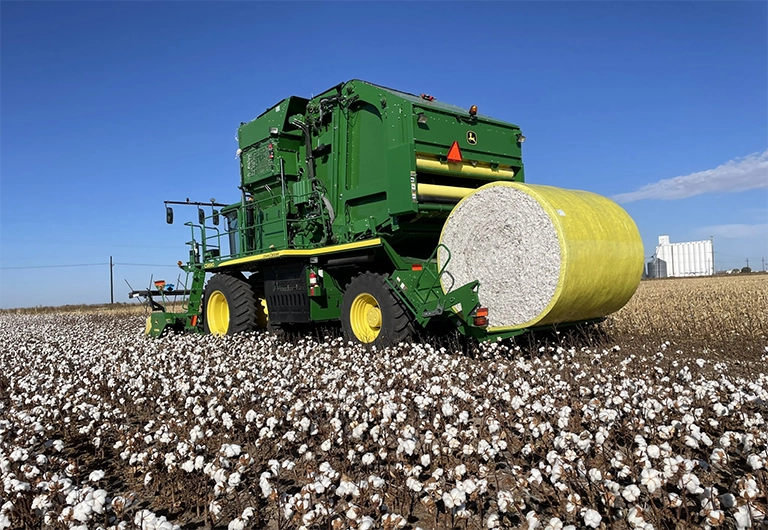 cotton usa được cuộn thành kiện và di chuyển bởi các xe nâng