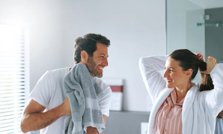 Dùng chung khăn tắm thường xảy ra ở các cặp vợ chồng và các thành viên trong gia đình