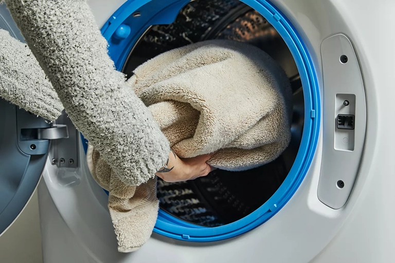 Sau khi máy giặt xong hãy mang khăn tắm đi phơi ngay