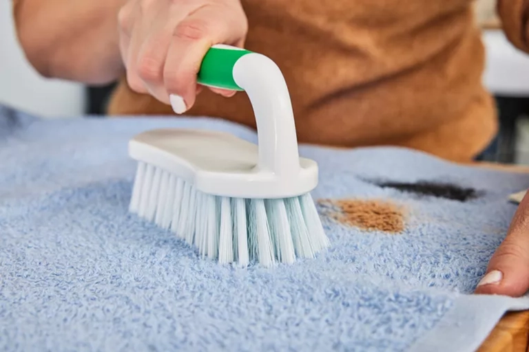 Sử dụng bàn chải để giặt khăn tắm bị bẩn là thói quen cực sai lầm