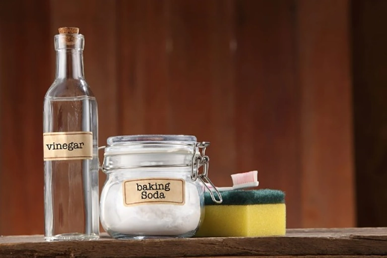 Kết hợp giấm trắng và baking soda để tăng hiệu quả làm sạch khăn tắm bị mốc
