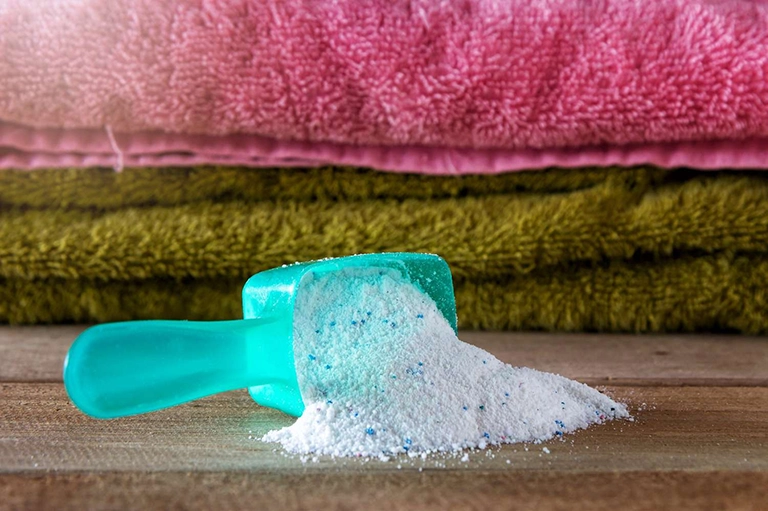 giặt khăn mặt đúng cách với bột giặt vừa đủ