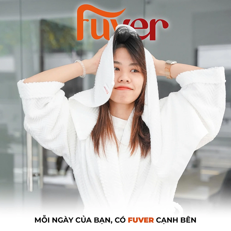 Cảm nhận sự mềm mịn khi chạm lên khăn tắm màu trắng