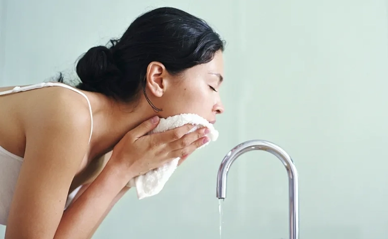 Sử dụng khăn mặt giúp lau khô sạch sẽ và nhanh chóng