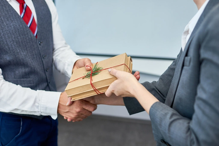 Quà tặng Giáng sinh ý nghĩa giúp sự hợp tác thêm bền chặt