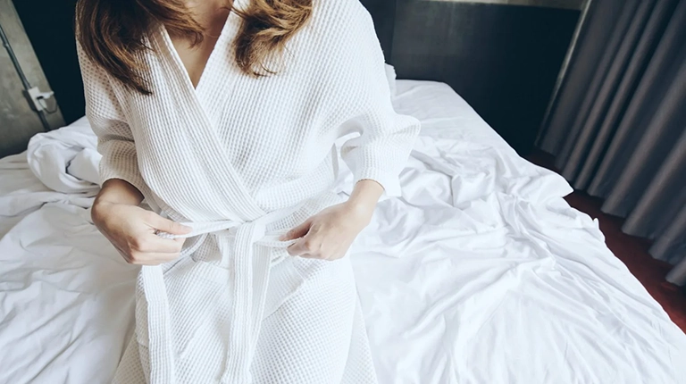 Mặc áo choàng tắm khách sạn đúng cách