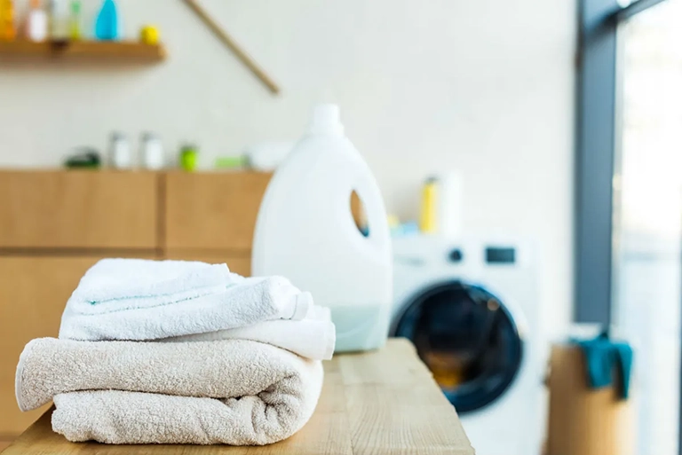 Lưu ý giặt riêng khăn khách sạn màu trắng với đồ màu khác