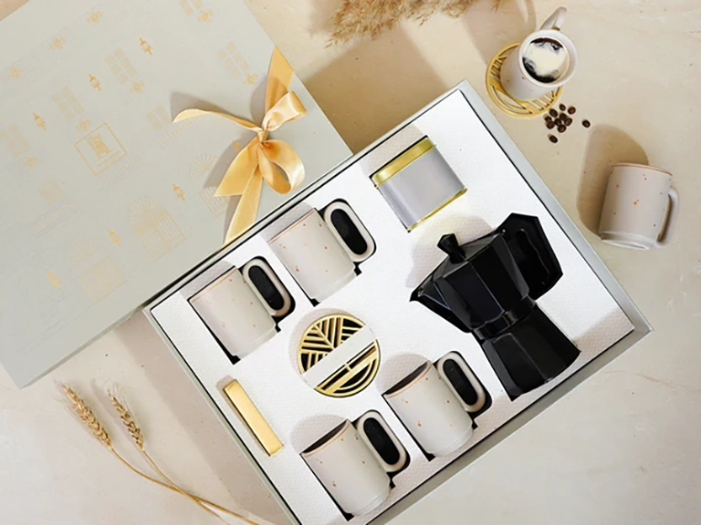 Hình ảnh minh họa về bộ quà tặng doanh nghiệp gồm cốc uống nước