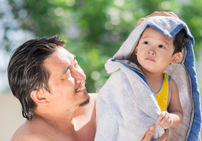 không sử dụng chung khăn tắm với trẻ em
