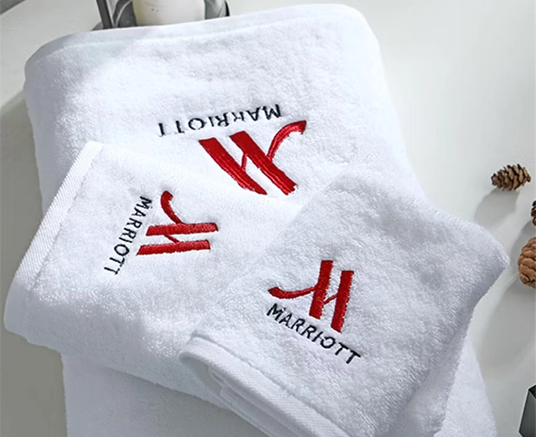 Khăn tắm in logo của khách sạn Marriott