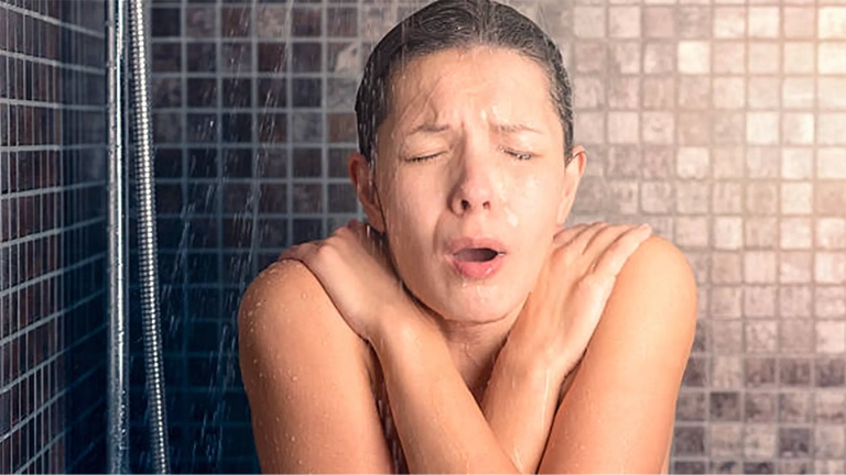 Tắm nước lạnh vào mùa đông có thể gây sốc nhiệt