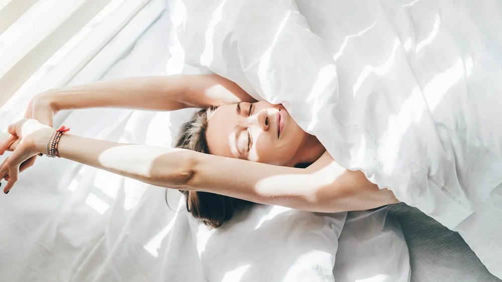 Có nên mặc áo choàng tắm đi ngủ hay không?